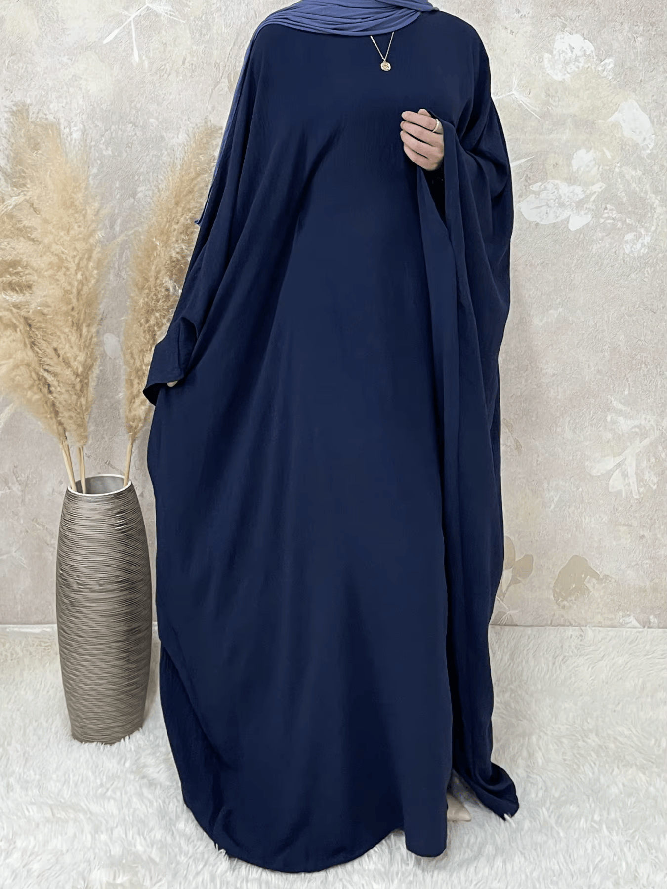 Abaya Saoudienne Bleu Foncé Manches Papillon – Élégance et Confort Absolu