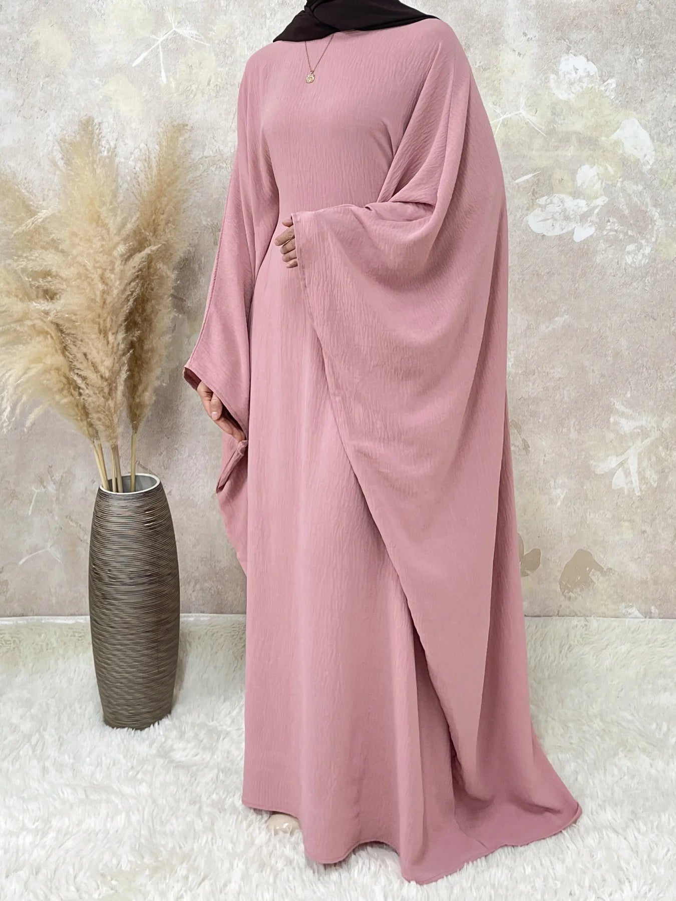Abaya Saoudienne Manches Papillon – Élégance et Confort Absolu