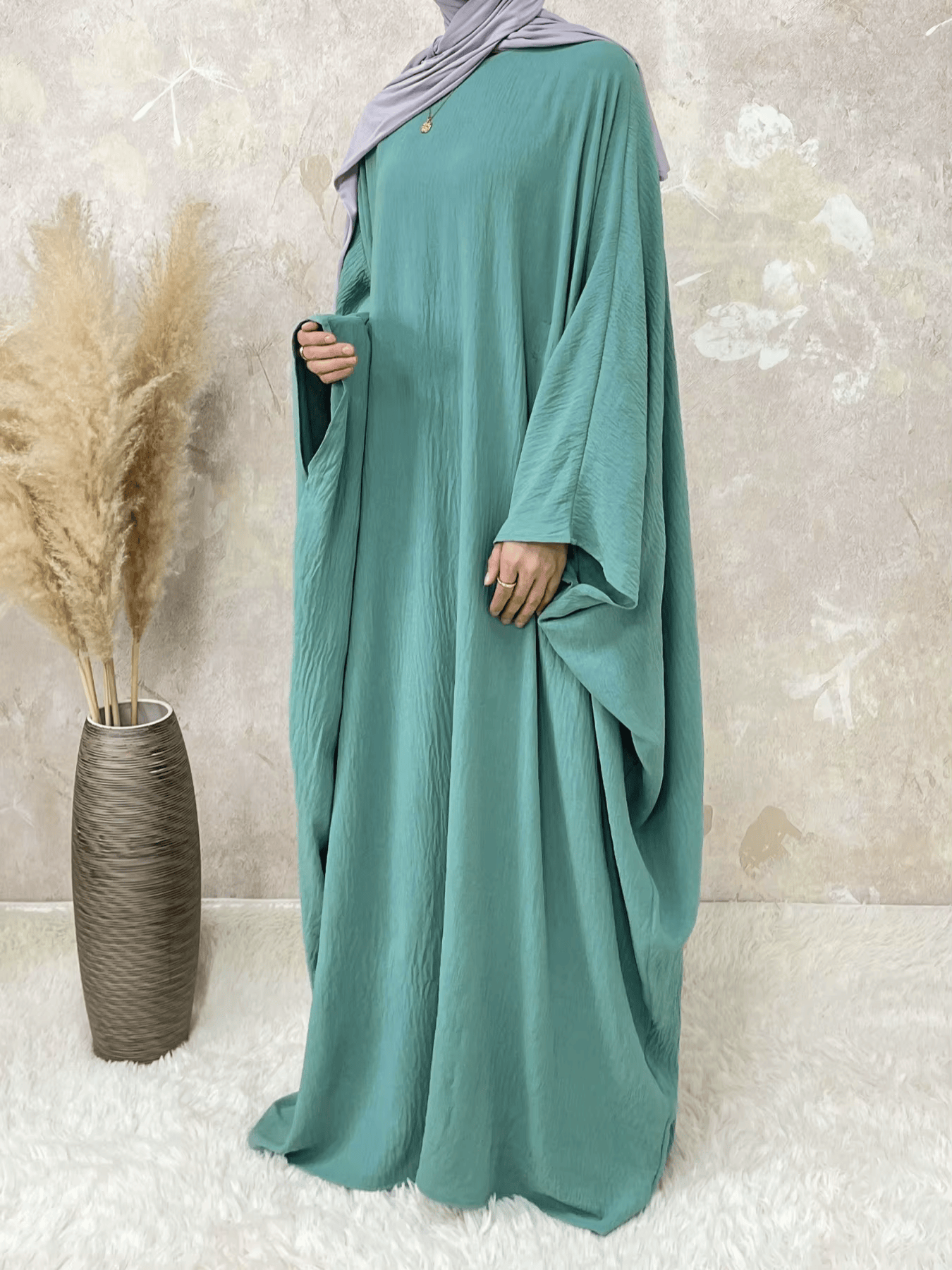 Abaya Saoudienne Verte Claire Manches Papillon – Élégance et Confort Absolu