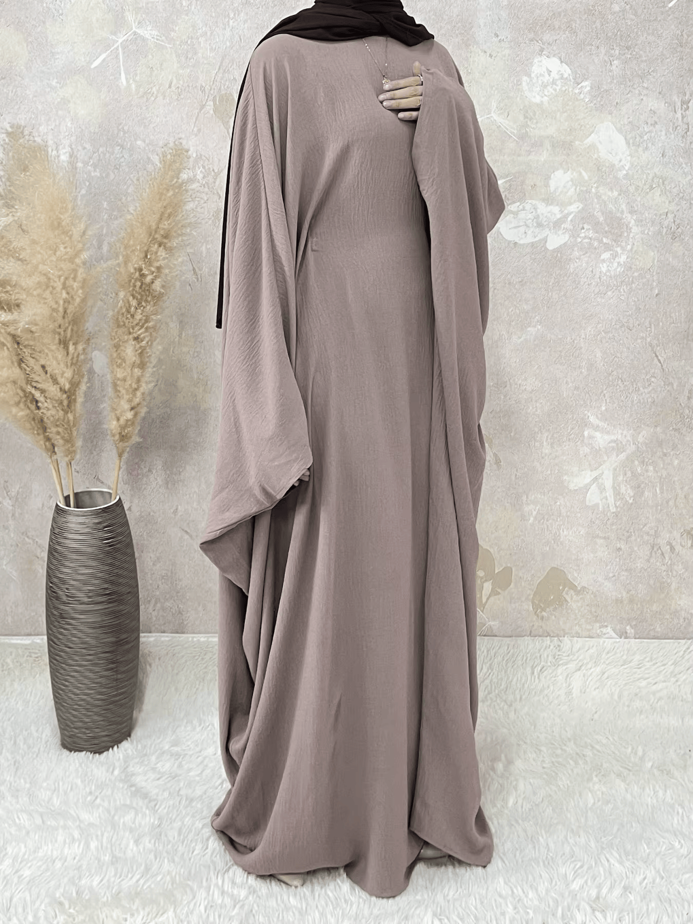 Abaya Saoudienne Kaki Manches Papillon – Élégance et Confort Absolu