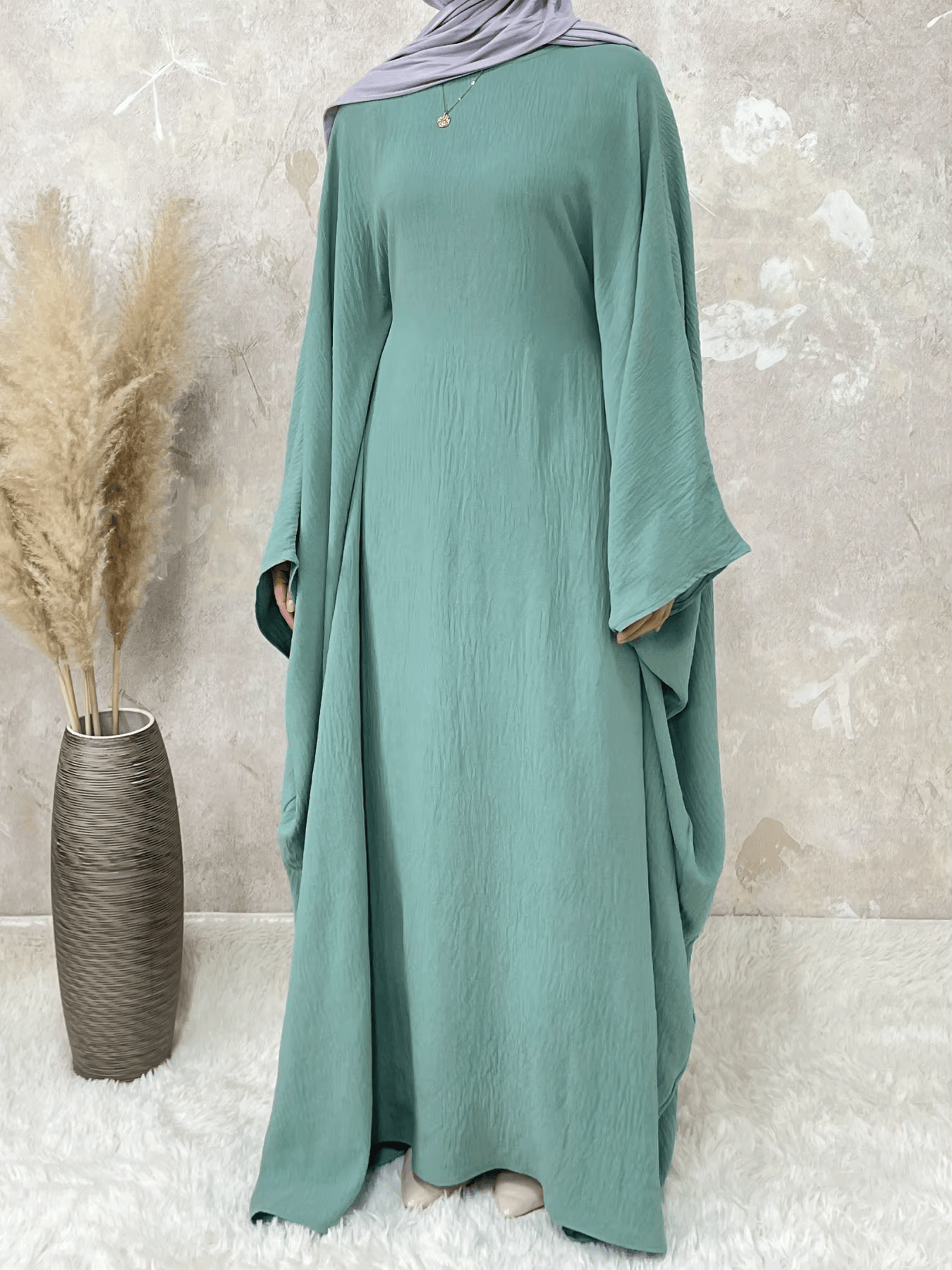 Abaya Saoudienne Verte Claire Manches Papillon – Élégance et Confort Absolu