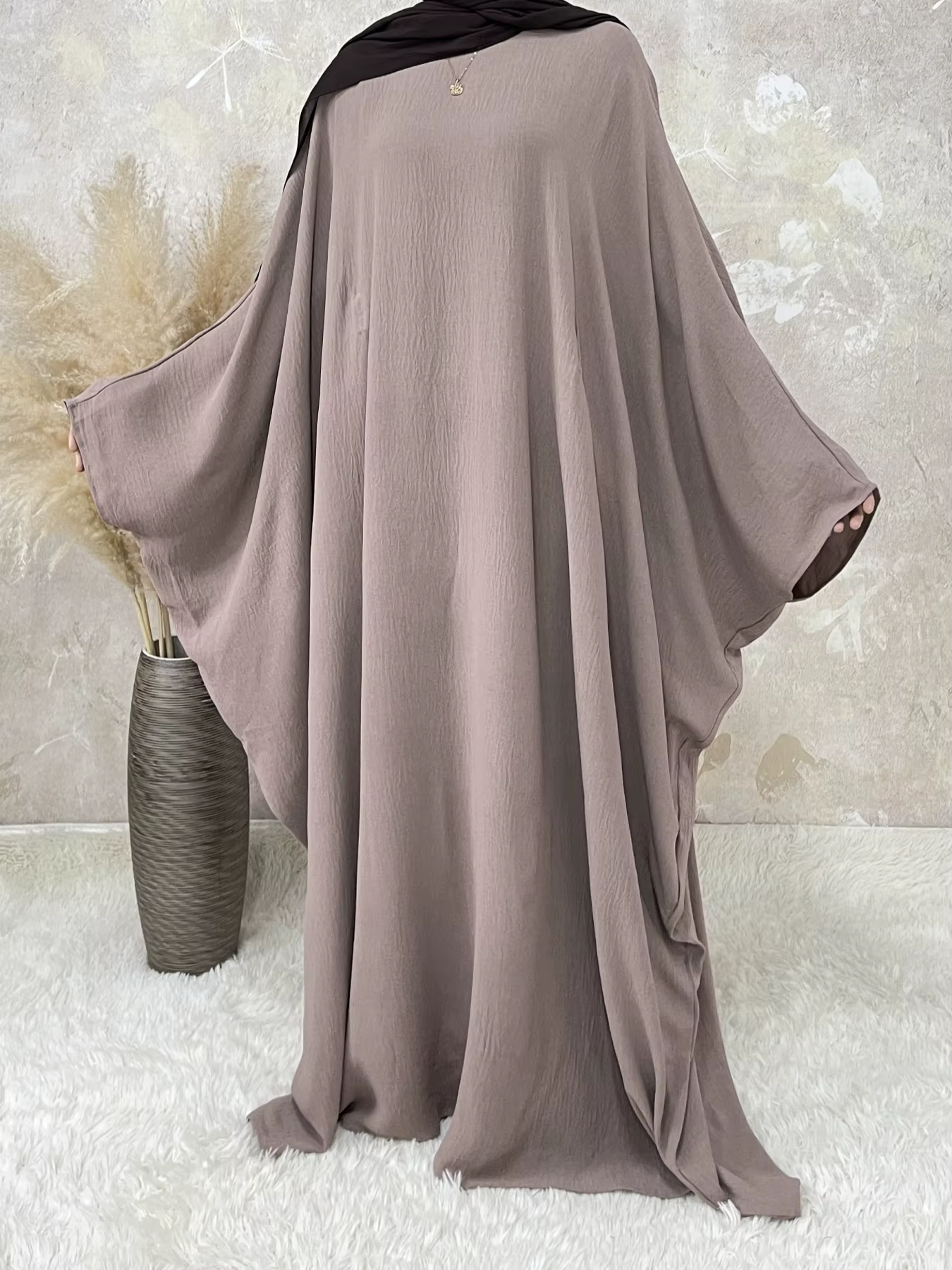 Abaya Saoudienne Kaki Manches Papillon – Élégance et Confort Absolu