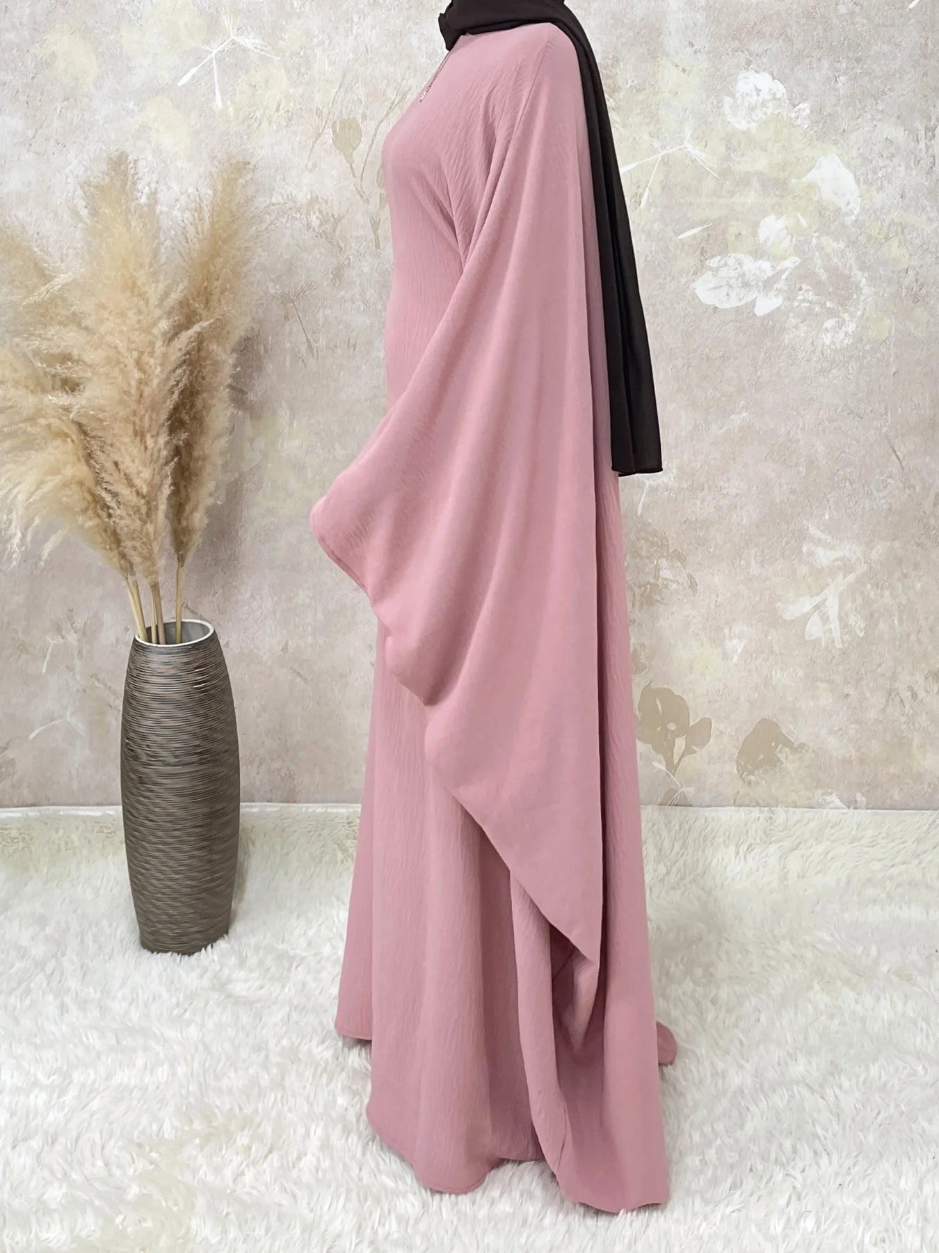 Abaya Saoudienne Rose Manches Papillon – Élégance et Confort Absolu