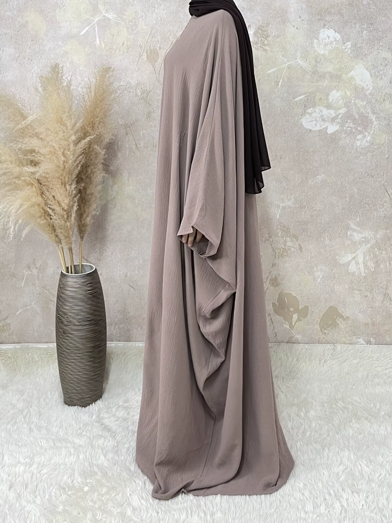 Abaya Saoudienne Kaki Manches Papillon – Élégance et Confort Absolu
