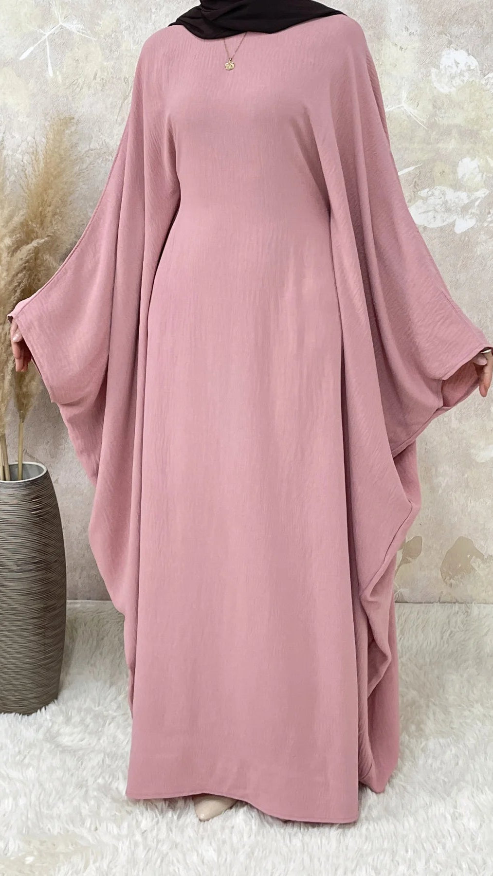 Abaya Saoudienne Rose Manches Papillon – Élégance et Confort Absolu