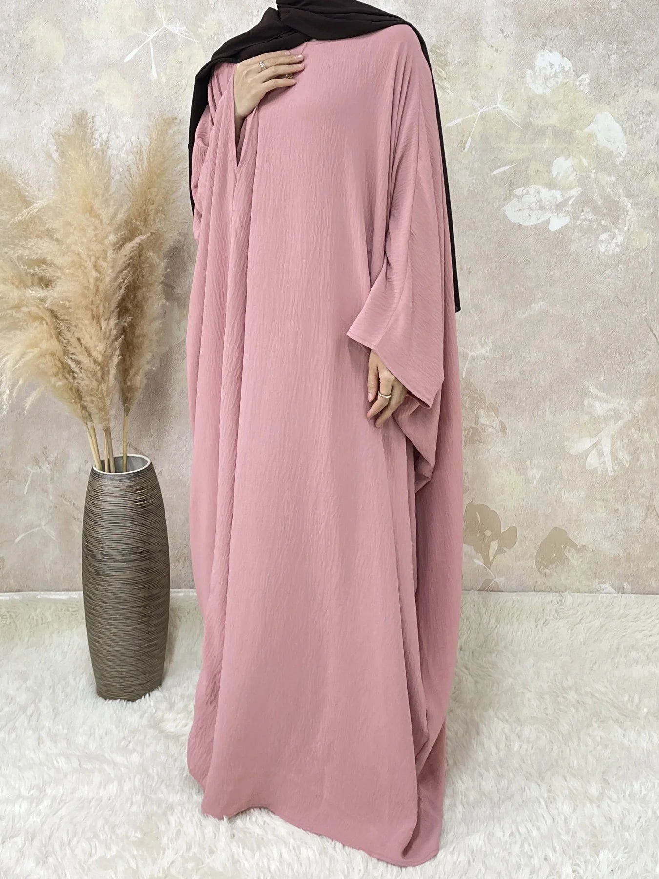 Abaya Saoudienne Rose Manches Papillon – Élégance et Confort Absolu